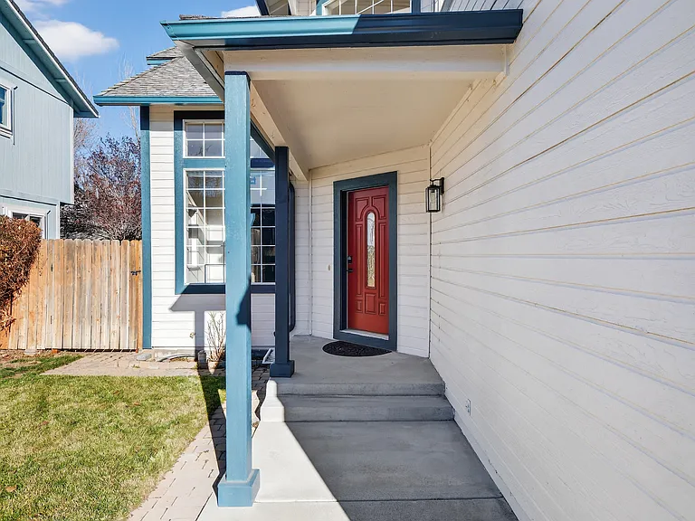 466 Len Cir — Photo 2