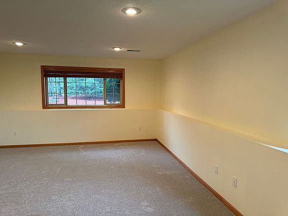 4th image of 1043 Lawrence Cir