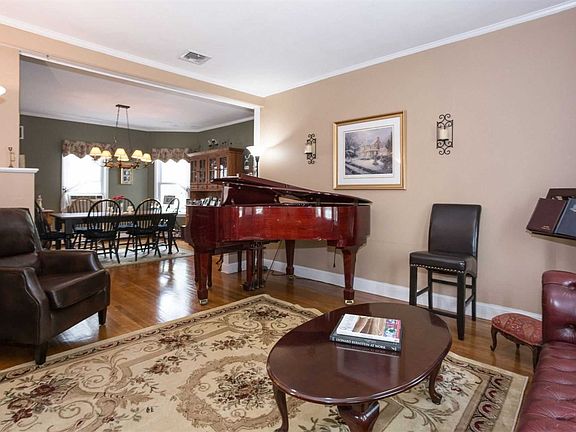 4th image of 300 Lakeview Ave