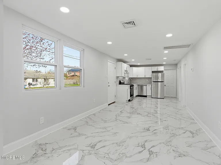 105 Floyd Ln — Photo 4