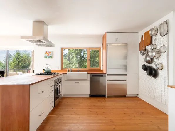 1569 Whitesails Dr, Bowen Island, BC V0N