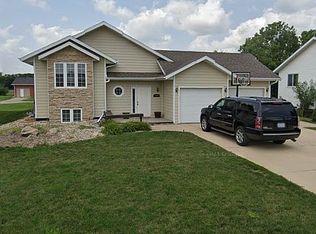 1003 Eloise St, Okoboji, IA 51355