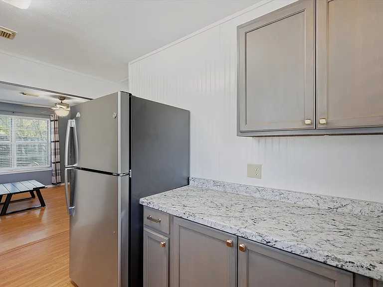600 E South St — Photo 9
