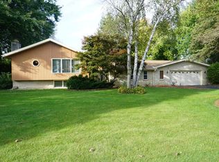 S76W14262 McShane Dr, Muskego, WI 53150
