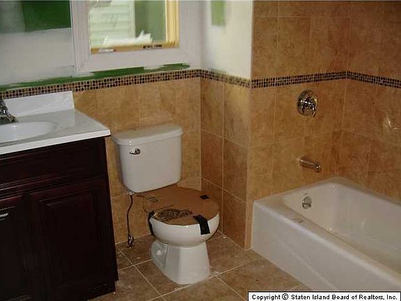 4th image of 154 Vedder Ave