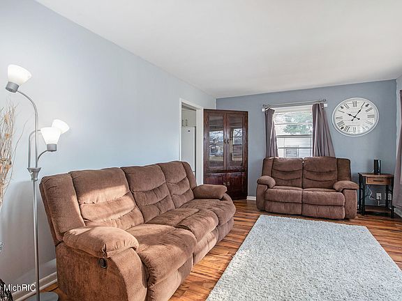 3rd image of 310 Connecticut Dr