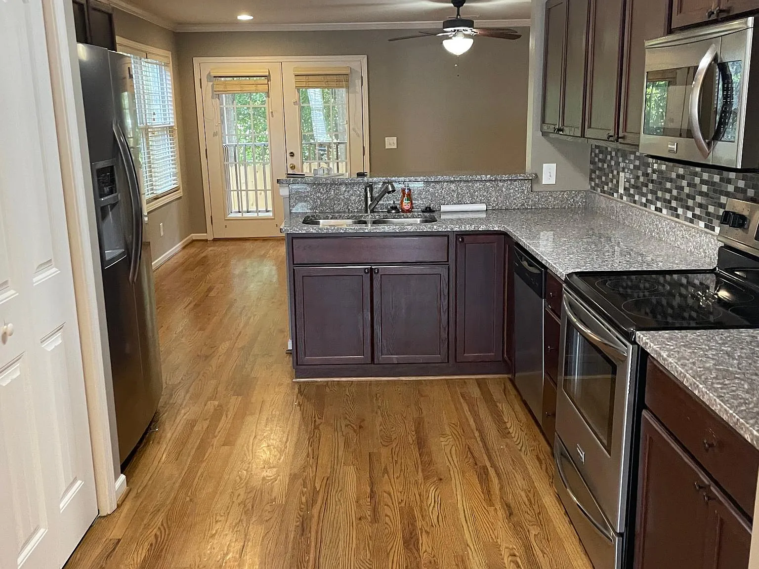 3 bed, 2.5 bath, 1618 sqft, $2,100 — Photo 4