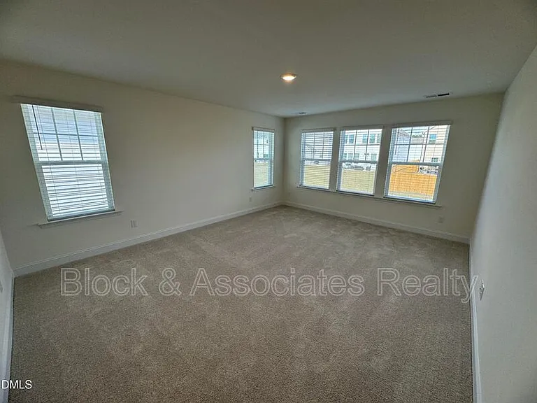 37 Bluebell St — Photo 8