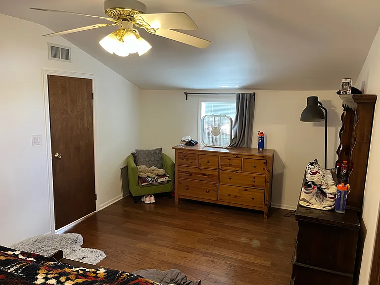 2114 W Melrose St — Photo 23