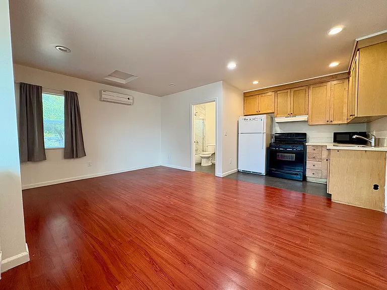 18634 Welby Way — Photo 5