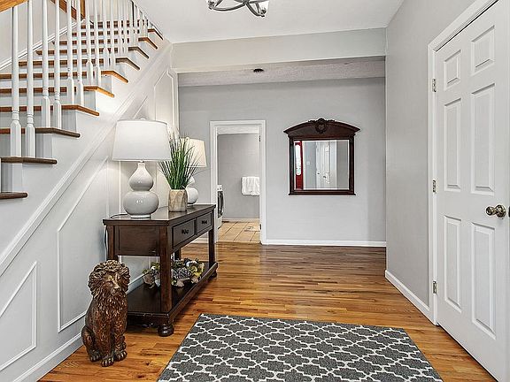 2nd image of 2547 Bellevue Ave