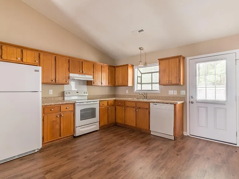 170 Corey Cir — Photo 5