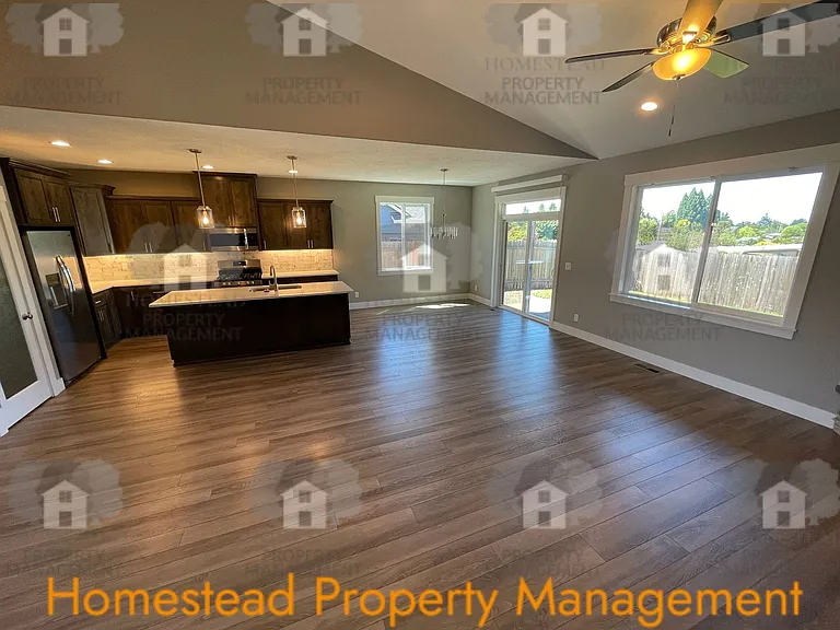 463 NE Cedar St — Photo 8
