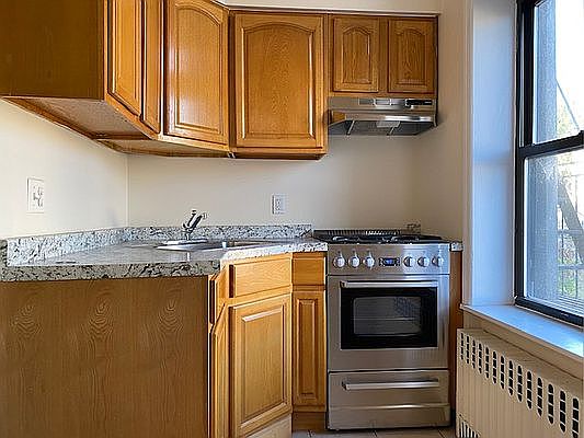 3rd image of 4723 Vernon Blvd APT 2R