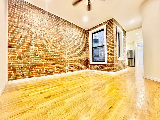 Rented by HOLTON REAL ESTATE INC. | media 9