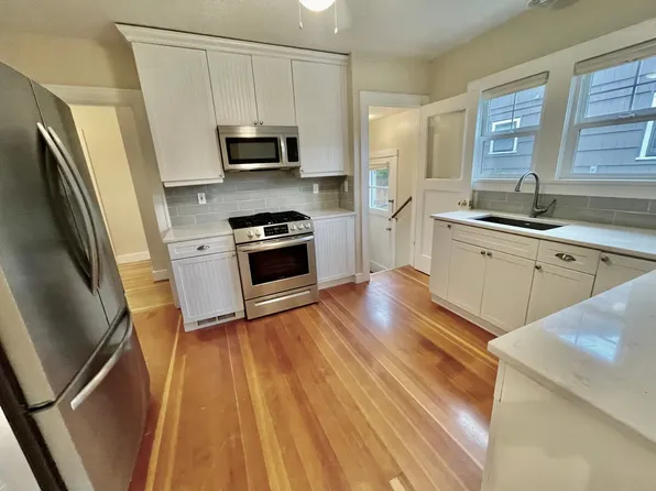 6976 NE Stanton St, Portland, OR 97213