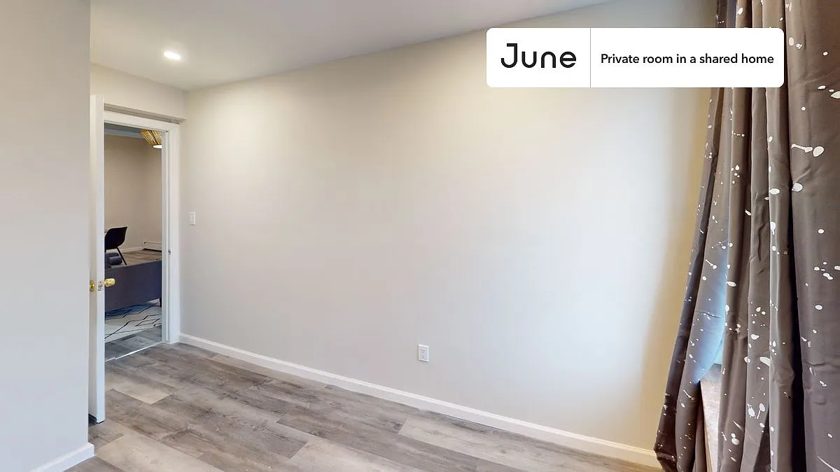 Queen bedroom in 3 bed/1 bath home in Ridgewood #772 C — Photo 4