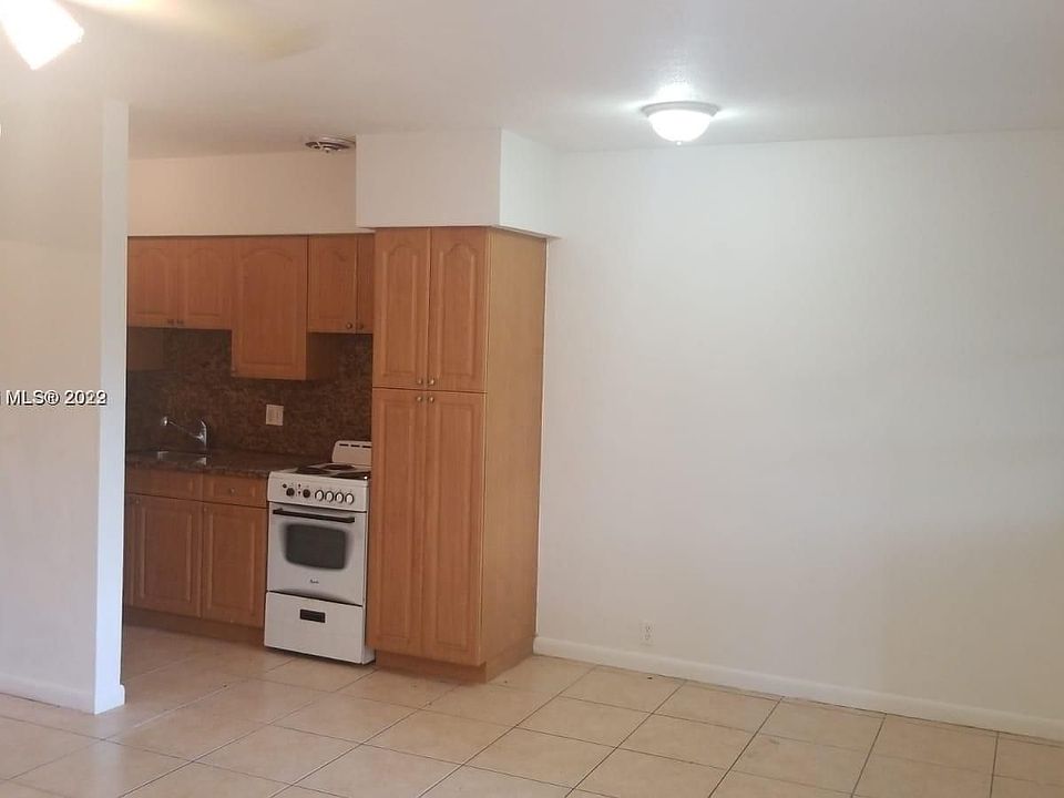 1st image of 12605 NE 13th Ave APT 3