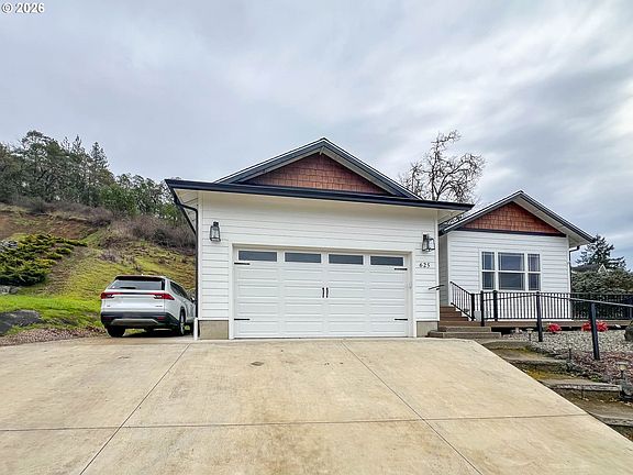 2nd image of 625 NE Cummins St