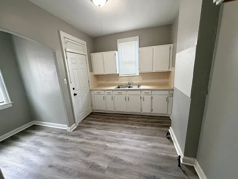 143-145 N Roys Ave — Photo 8