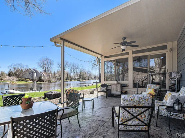 959 Artdale Dr, White Lake, MI 48383