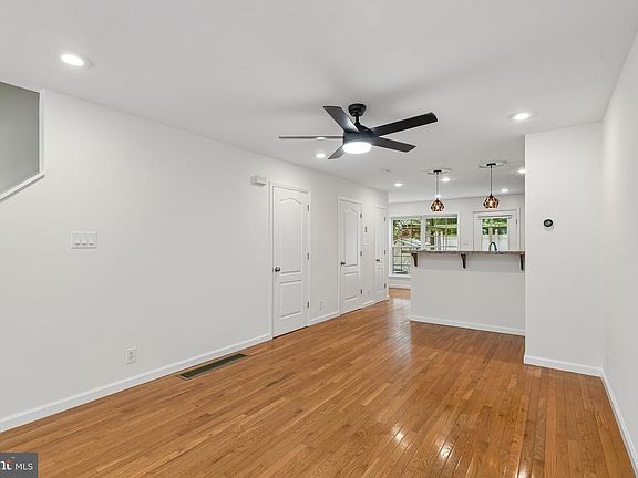 5th image of 396 Delmar St