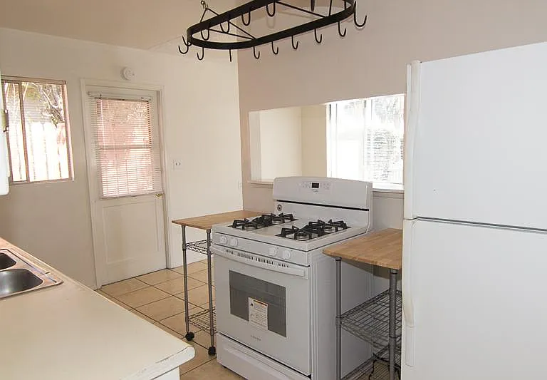 1219 Cacique St — Photo 4