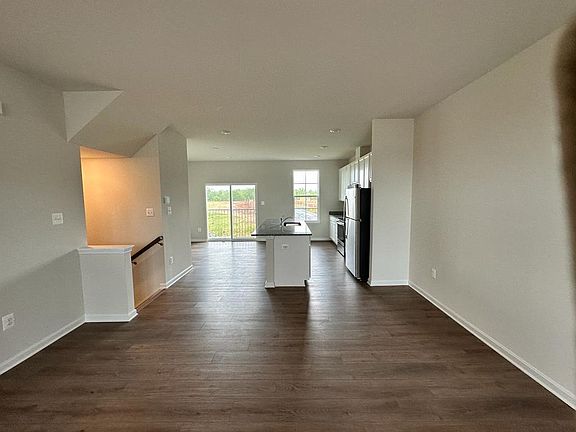 5th image of 51 Stratton Dr