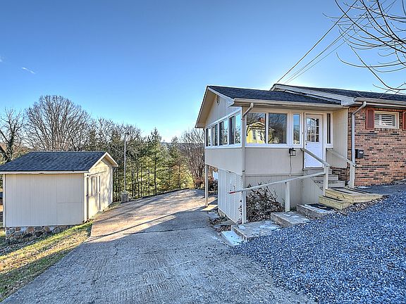 3rd image of 416 Roan St
