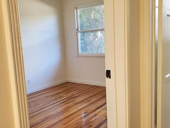 4th image of 11202 Camarillo St #11204