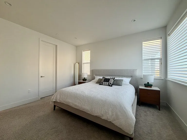 561 Pilgrim Dr — Photo 15