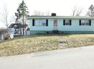 9 Schoolhouse Ln, Hampden, ME 04444