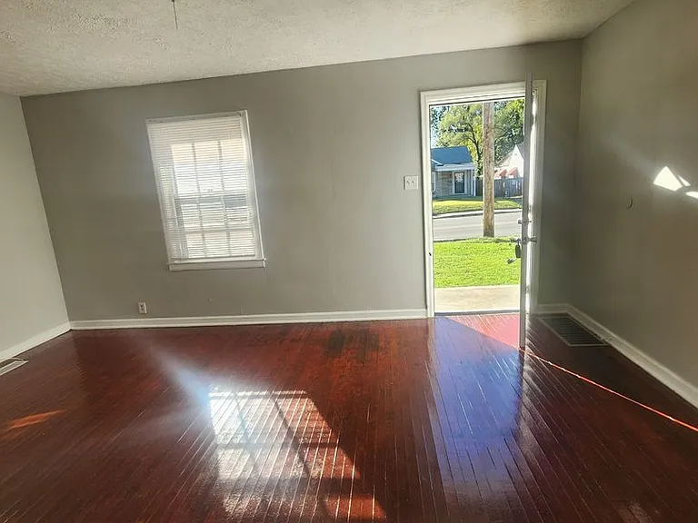 3519 N Sherman Dr — Photo 2