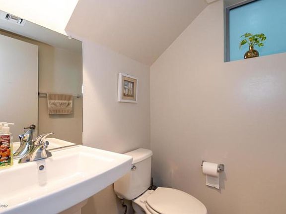 3rd image of 933 E Park Modern Dr