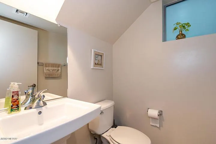 933 E Park Modern Dr — Photo 3