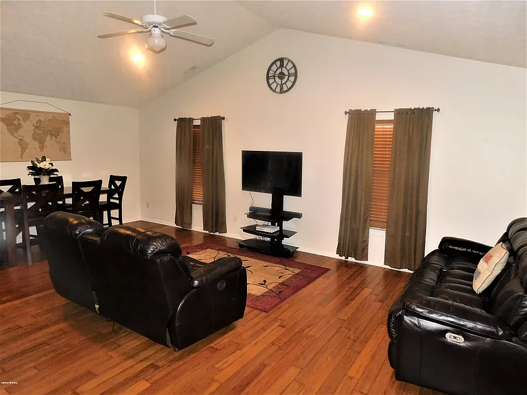 312 Kathryn Ct — Photo 2