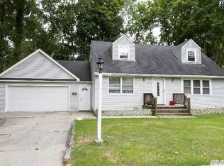 126 E 25th St, Huntington Station, NY 11746