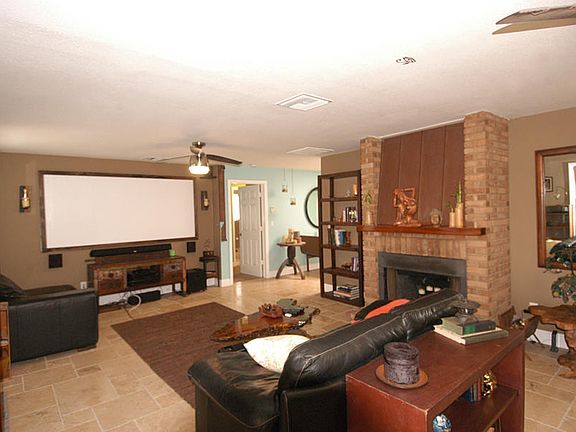 3rd image of 402 SE Parkway Dr