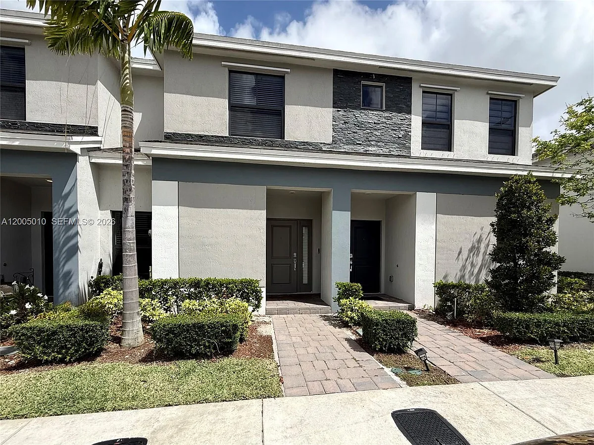 Photo 2 of 18 - 529 NE 1st Dr - Florida City, FL Building Photo - 529 NE 1st Dr