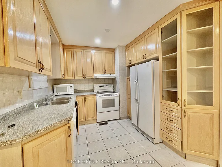 14 Madawaska Ave #MAIN — Photo 7