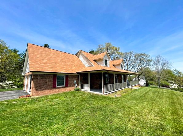 3581 Lake Ridge Rd, Pulaski, VA 24301