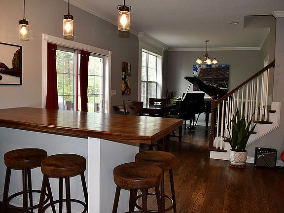 5th image of 601 Arbor Dr