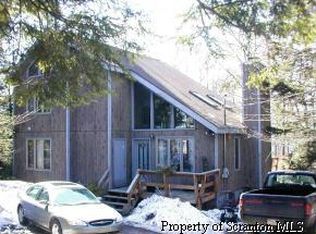 2 Robert Ln, Gouldsboro, PA 18424