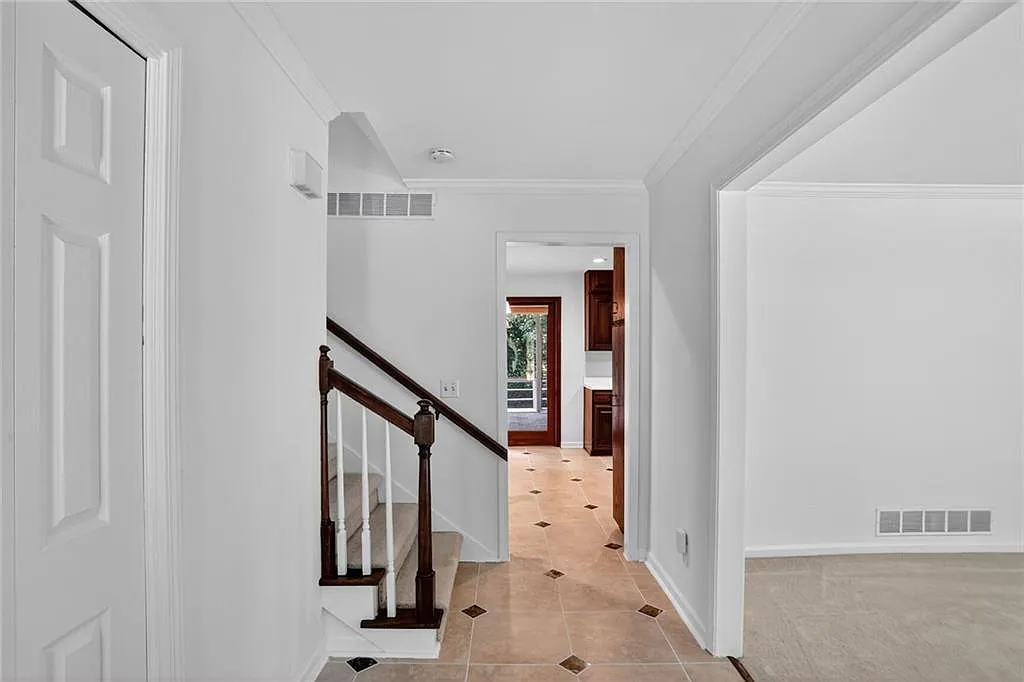 4 bed, 2.5 bath, 2632 sqft, $3,650 — Photo 2