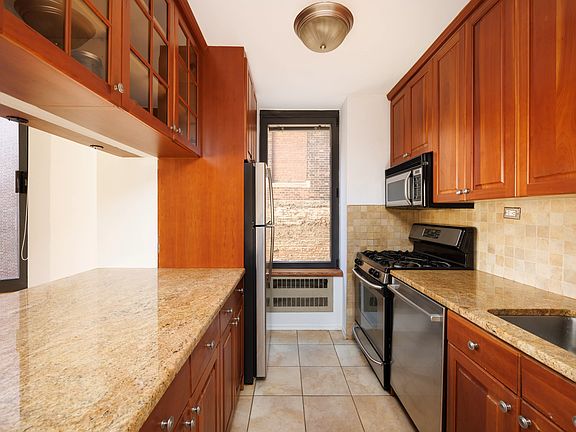 4th image of 155 W 70th St APT 6A