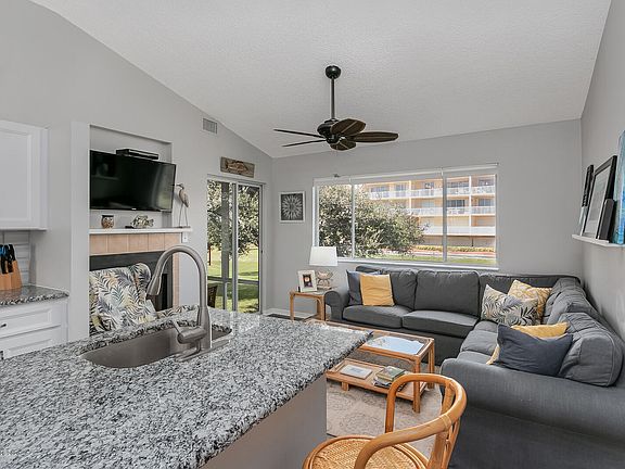 5th image of 718 Beach Park Ln #V286