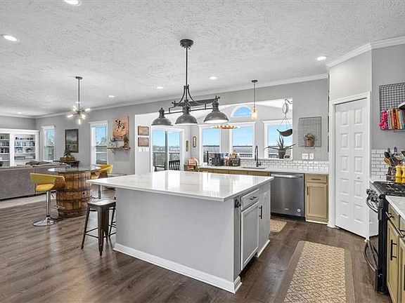 4th image of 156 Heathfield Dr
