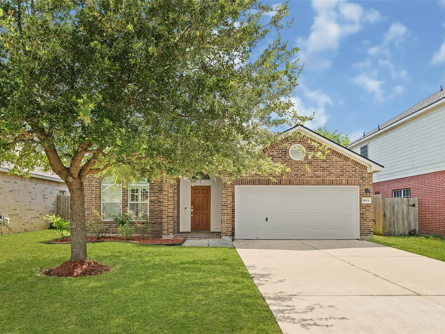 4 bed, 2.0 bath, 2021 sqft, $2,100 — Photo 2
