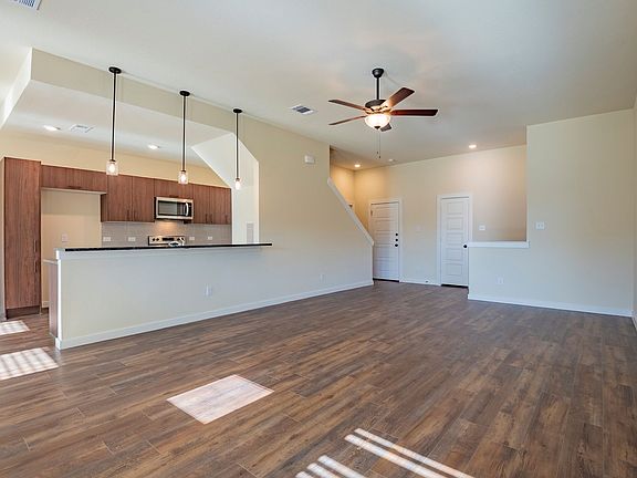 3rd image of 712 Blackland Dr