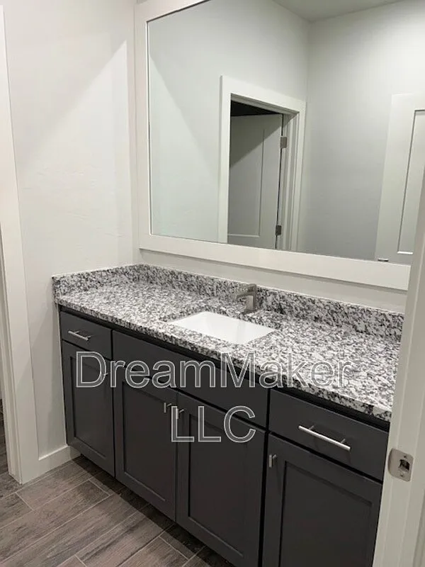 5 bed, 3.0 bath, 2300 sqft, $2,295 — Photo 2